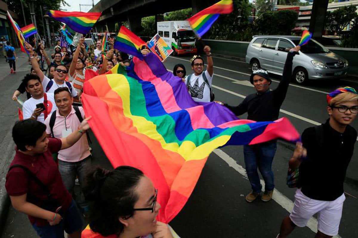 菲国官员无能发放疫情救难物资 政府改派LGBTQ团体担任运送工作 -1