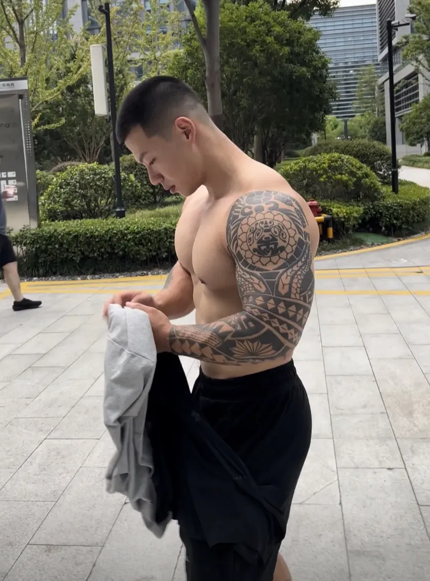 浙江寸头肌肉教练又火了!拍最新筋肉写真,麒麟臂公狗腰荷尔蒙爆棚!-NICEGAY