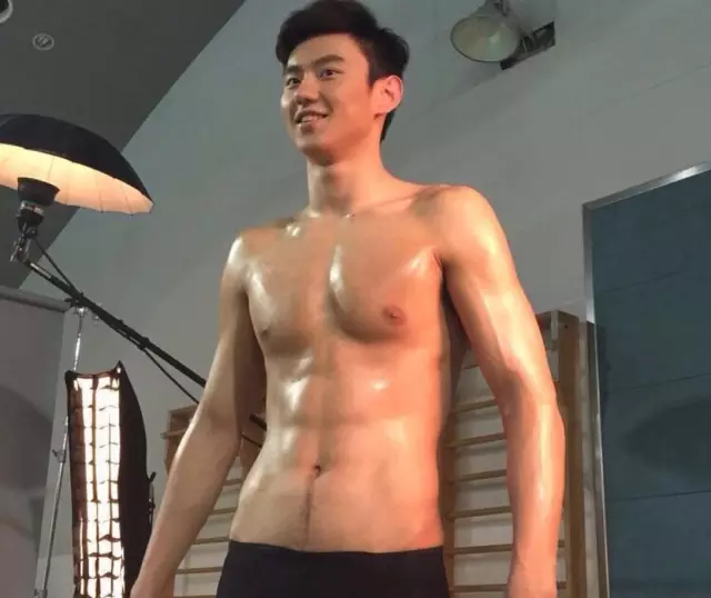 宁泽涛居然开始直播了?!32岁的他颜值身材依旧能打!-NICEGAY