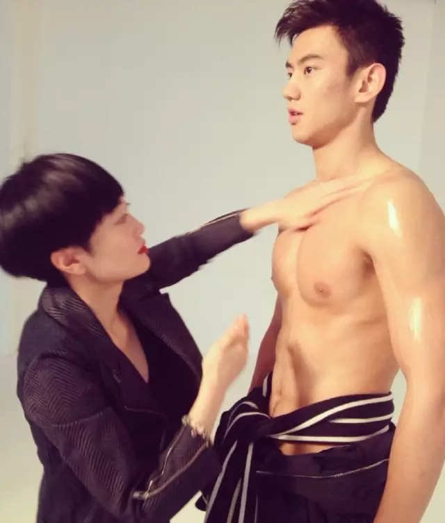 宁泽涛居然开始直播了?!32岁的他颜值身材依旧能打!-NICEGAY