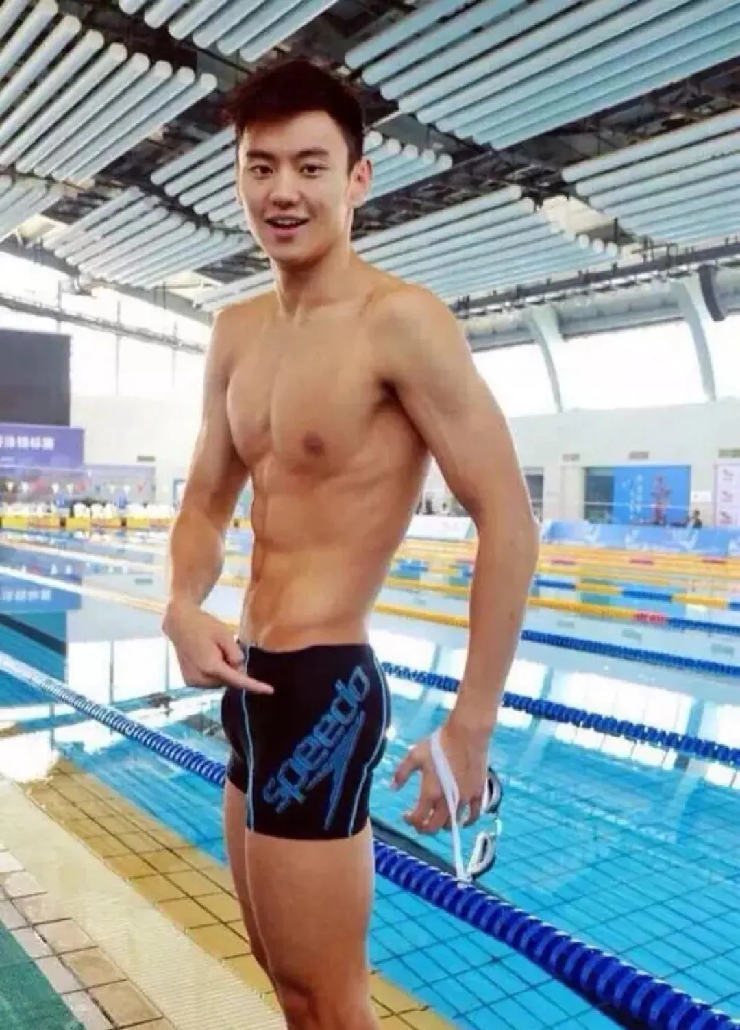 宁泽涛居然开始直播了?!32岁的他颜值身材依旧能打!-NICEGAY